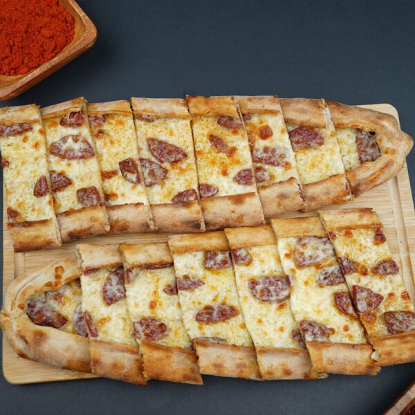 Pide Mit Sucuk und Feta (Kuhmilch)